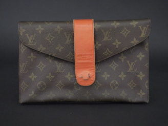 Vente aux enchères VUITTON. Pochette en toile Monogram marron  Dim.  28 x 18 cm (déchirur