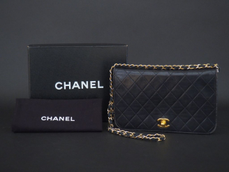 Vente aux enchères CHANEL. Sac à main en cuir noir matelassé. L.  23,5 cm  (quelques usur