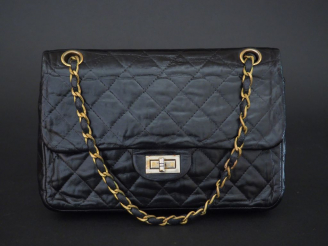 Vente aux enchères CHANEL. Sac à main en cuir noir matelassé (monogramme C. C à l'intérie