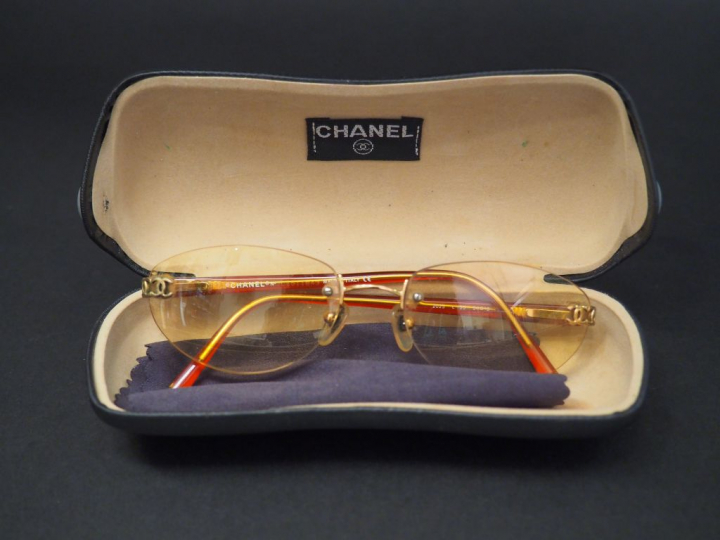 CHANEL.  Lunettes de soleil dans leur étui.