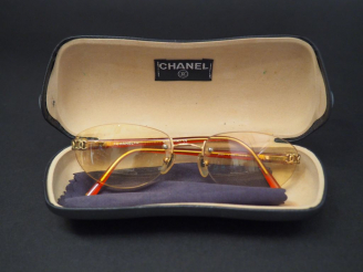 Vente aux enchères CHANEL.  Lunettes de soleil dans leur étui.