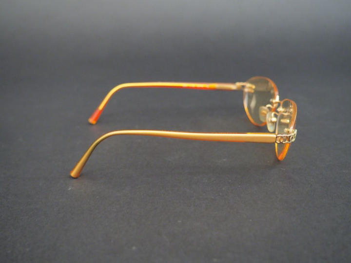 CHANEL.  Lunettes de soleil dans leur étui.