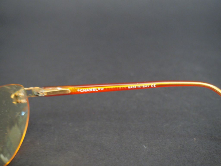 CHANEL.  Lunettes de soleil dans leur étui.