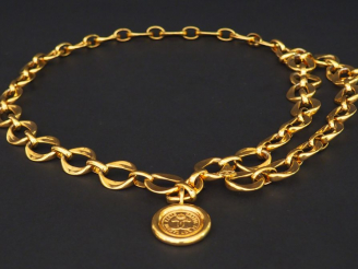 Vente aux enchères CHANEL. Ceinture en métal doré.