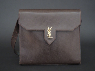 Vente aux enchères YVES SAINT LAURENT. Pochette marron H. 20,5 cm (rayures)
