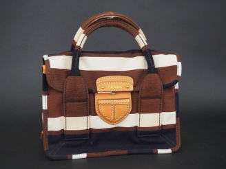 Vente aux enchères PRADA. Sac à main en tissu trois tons, H. 22 cm