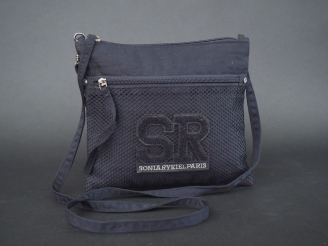 Vente aux enchères SONIA RYKIEL. Pochette bandoulière en tissu noir.