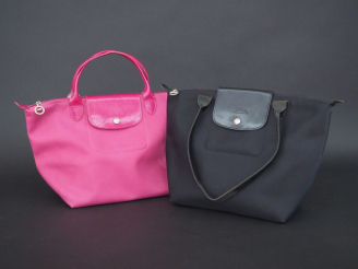 Vente aux enchères LONGCHAMP. Deux sacs en toile noire et framboise (tache d'eau)