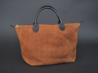 Vente aux enchères LONGCHAMP. Sac en daim marron Dim. 39 cm (état d'usage)