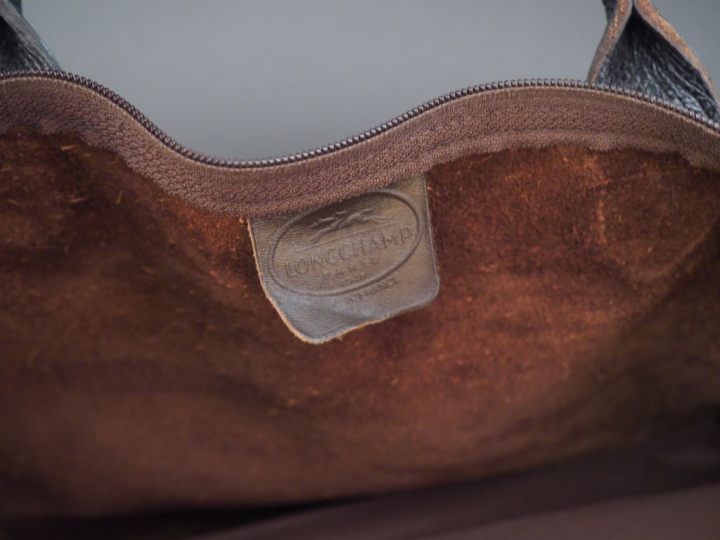 LONGCHAMP. Sac en daim marron Dim. 39 cm (état d'usage)