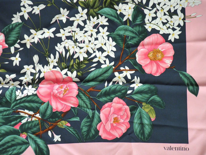 VALENTINO. Foulard à décor de pivoines et de jasmin.  Dim. 86 x 86 cm