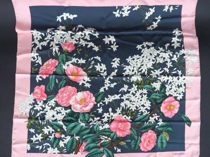 VALENTINO. Foulard à décor de pivoines et de jasmin.  Dim. 86 x 86 cm