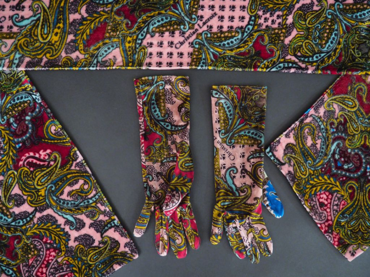 Christian LACROIX. Echarpe et gants en micro polaire à l'aspect velour