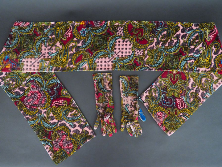 Christian LACROIX. Echarpe et gants en micro polaire à l'aspect velour