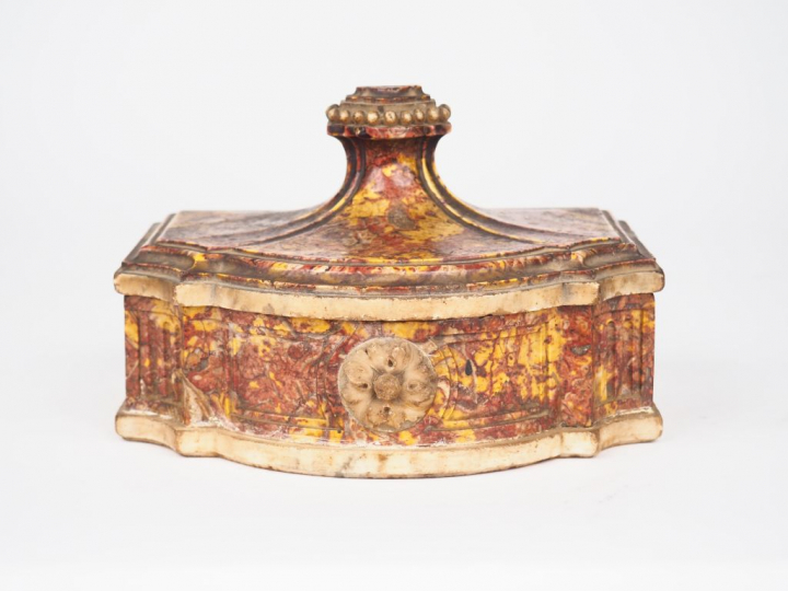 Encrier Louis XIV en marbre rouge et albâtre. Dim. 12,5 x 19,2 x 14,7 