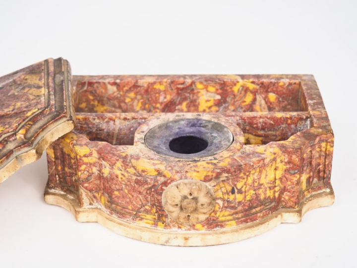 Encrier Louis XIV en marbre rouge et albâtre. Dim. 12,5 x 19,2 x 14,7 