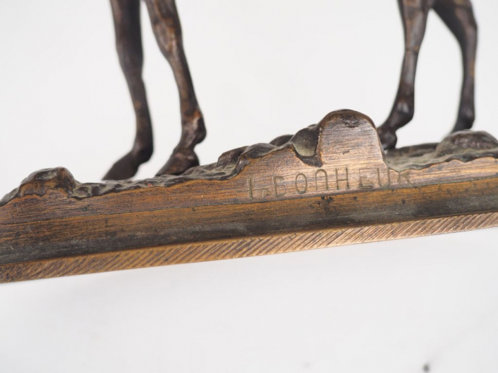 I. BONHEUR. "Etalon".  Sculpture en bronze à patine brune. Signée. Dim