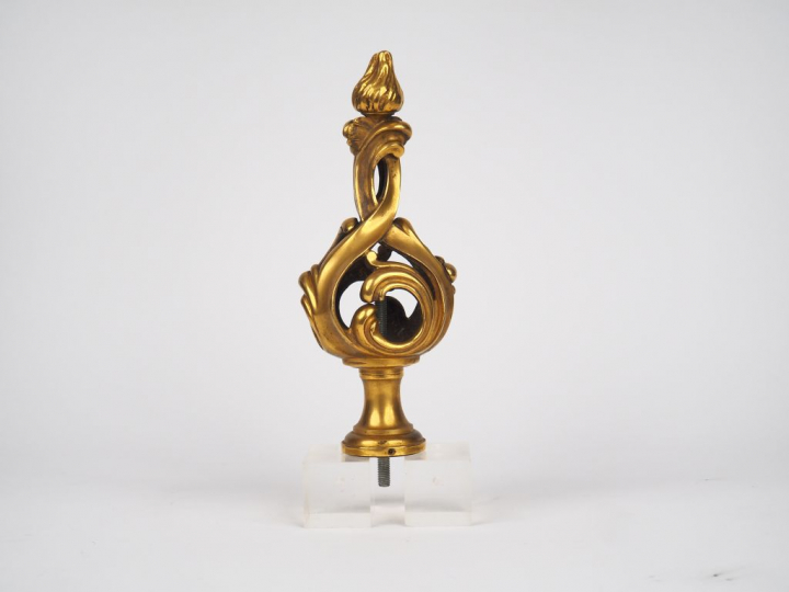 Boule d'escalier en bronze ajouré de style Louis XV. Dim. 24,5 x 11 x 