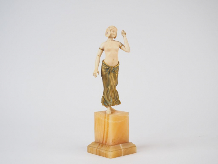 SOSSON.  "Danseuse orientale" Sculpture Chryséléphantine, socle en ony