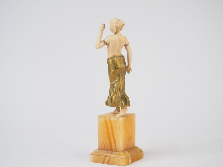 SOSSON.  "Danseuse orientale" Sculpture Chryséléphantine, socle en ony