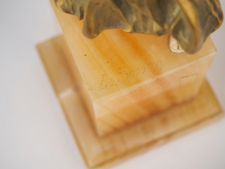 SOSSON.  "Danseuse orientale" Sculpture Chryséléphantine, socle en ony