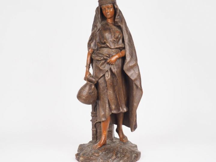 L. HOTTOT. "Orientale à la cruche". Sculpture en terre cuite patinée. 