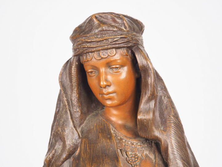 L. HOTTOT. "Orientale à la cruche". Sculpture en terre cuite patinée. 