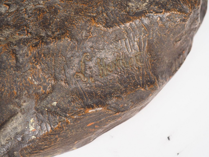 L. HOTTOT. "Orientale à la cruche". Sculpture en terre cuite patinée. 