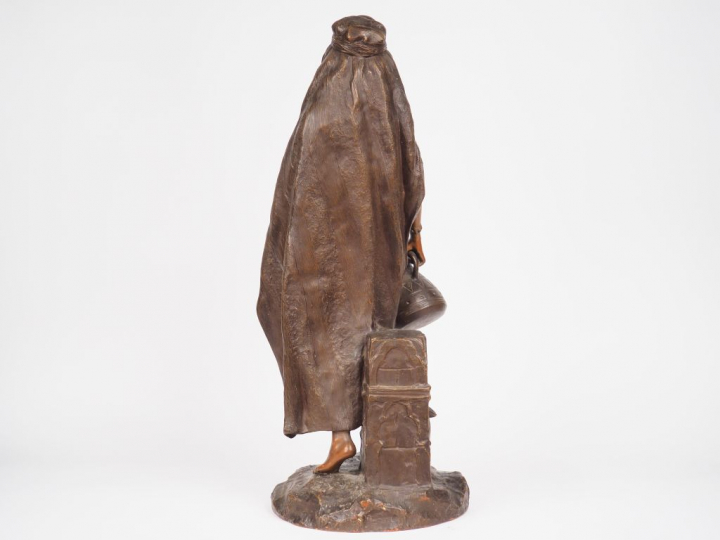 L. HOTTOT. "Orientale à la cruche". Sculpture en terre cuite patinée. 