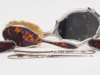 Vente aux enchères Nécessaire de toilette en argent anglais et écaillle brune Comprenant: