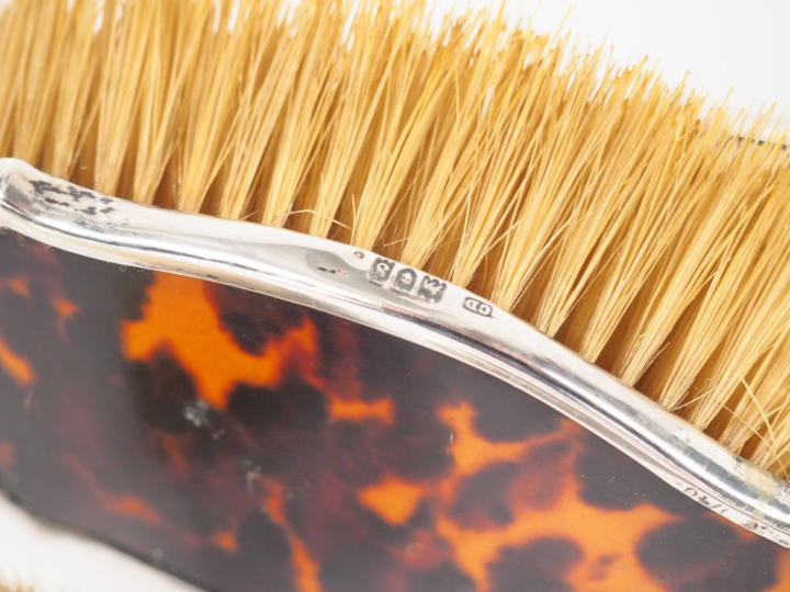 Nécessaire de toilette en argent anglais et écaillle brune Comprenant: