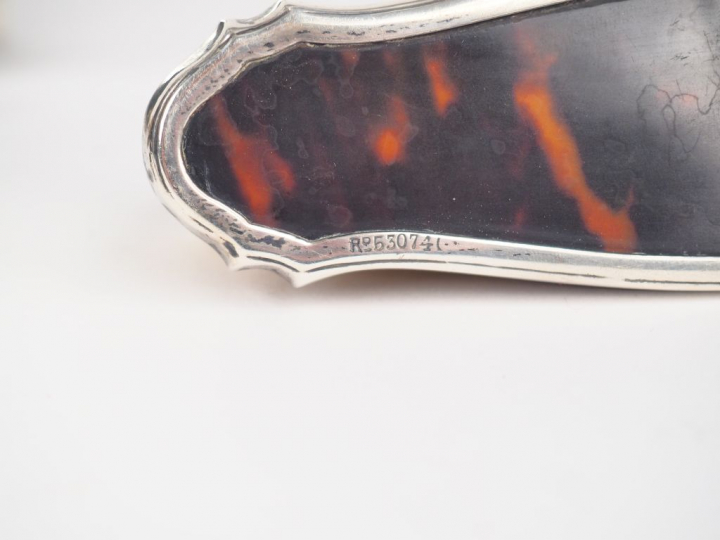 Nécessaire de toilette en argent anglais et écaillle brune Comprenant: