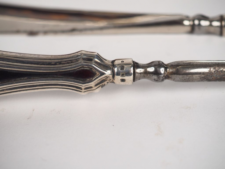 Nécessaire de toilette en argent anglais et écaillle brune Comprenant: