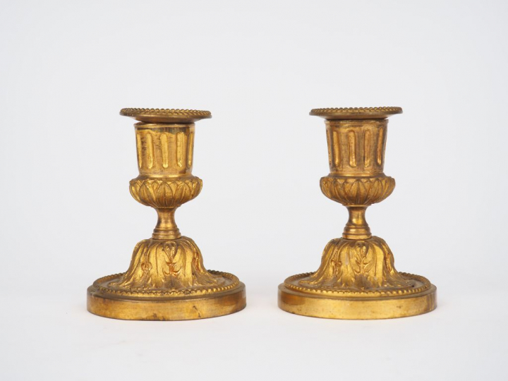 Paire de bougeoirs de toilette de style Louis XVI en bronze doré  à dé