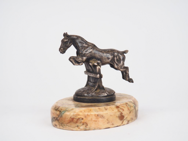 Sujet en bronze argenté fin XIXème début Xxème "Cheval sautant une hai