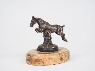 Vente aux enchères Sujet en bronze argenté fin XIXème début Xxème "Cheval sautant une hai