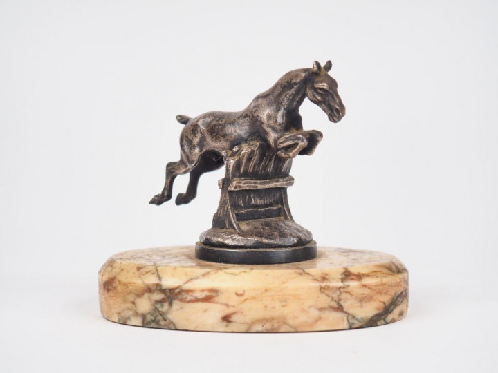 Sujet en bronze argenté fin XIXème début Xxème "Cheval sautant une hai