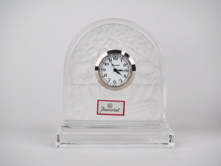 BACCARAT. Pendulette en cristal. Signée. Dim. 7,2 x 7 x 2,8 cm.