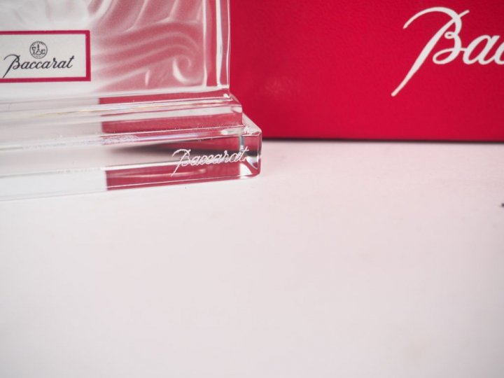 BACCARAT. Pendulette en cristal. Signée. Dim. 7,2 x 7 x 2,8 cm.