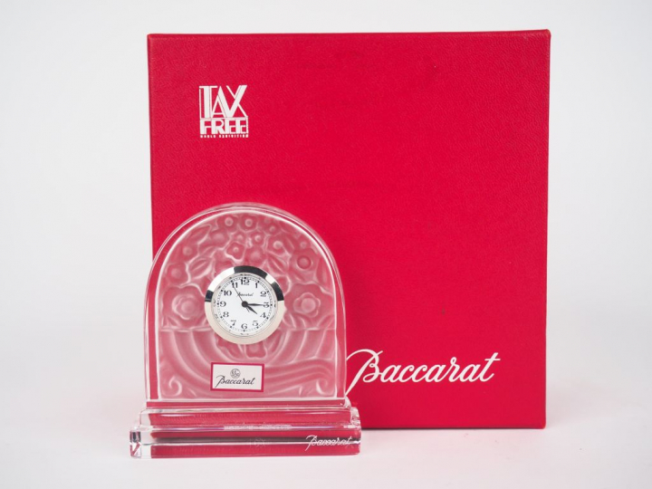 BACCARAT. Pendulette en cristal. Signée. Dim. 7,2 x 7 x 2,8 cm.
