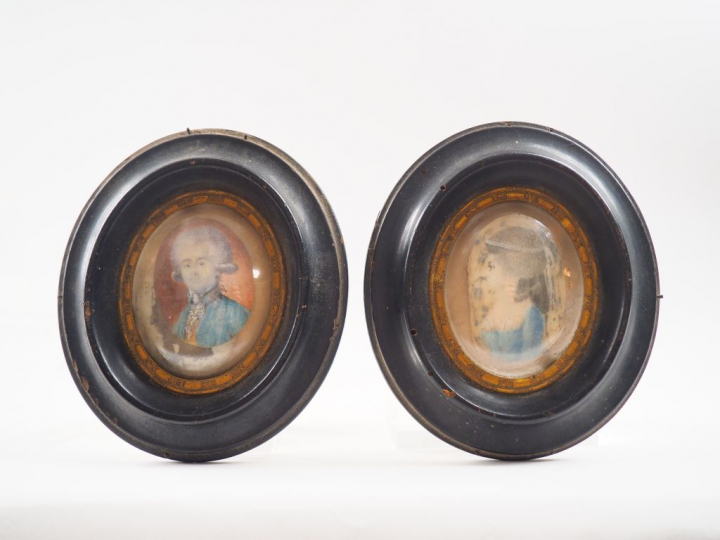 Deux miniatures XVIIIème sur ivoire "Portraits". Dans des cadres en bo