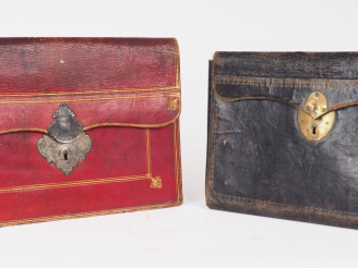 Vente aux enchères Sacoche porte documents fin XVIIIème en cuir rouge rehaussé d'or et d'