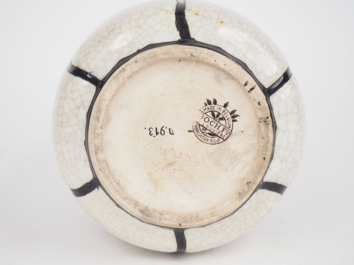 BOCH LA LOUVIERE. Vase ovoïde Art Déco en faïence craquelée à décor de
