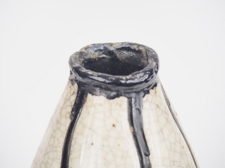 BOCH LA LOUVIERE. Vase ovoïde Art Déco en faïence craquelée à décor de