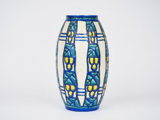 Vente aux enchères CH. CATTEAU. Vase Art Déco en faïence de Boch la Louvière à décor de m
