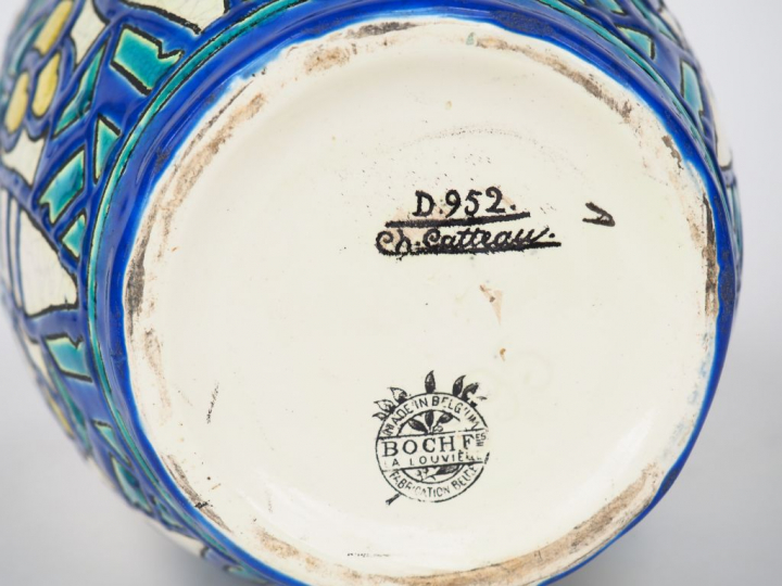 CH. CATTEAU. Vase Art Déco en faïence de Boch la Louvière à décor de m