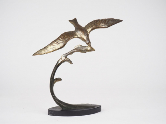 Vente aux enchères G. LAVROFF. "Mouette attrapant un poisson" groupe en bronze argenté, s