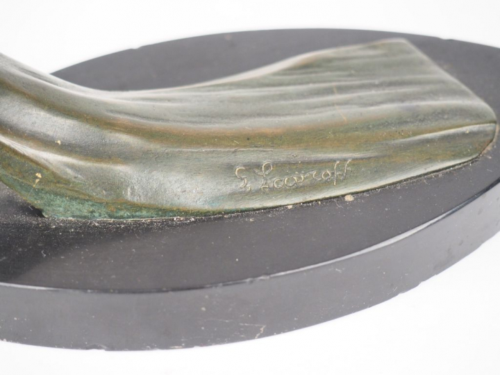 G. LAVROFF. "Mouette attrapant un poisson" groupe en bronze argenté, s