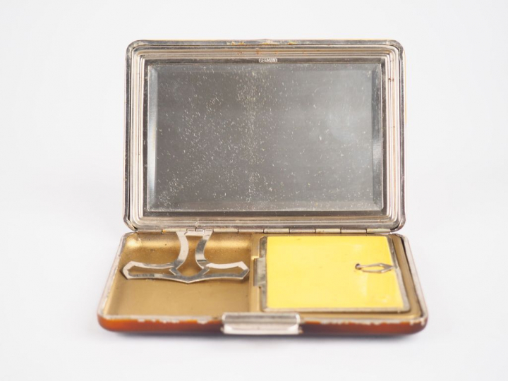 Etui à cigarette Art Déco en métal argenté et laqué à décor de motifs 