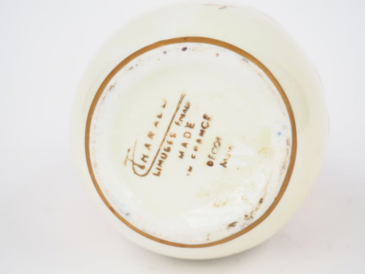 THARAUD. Vase ovoïde en porcelaine de Limoges à décor de fleurs et de 